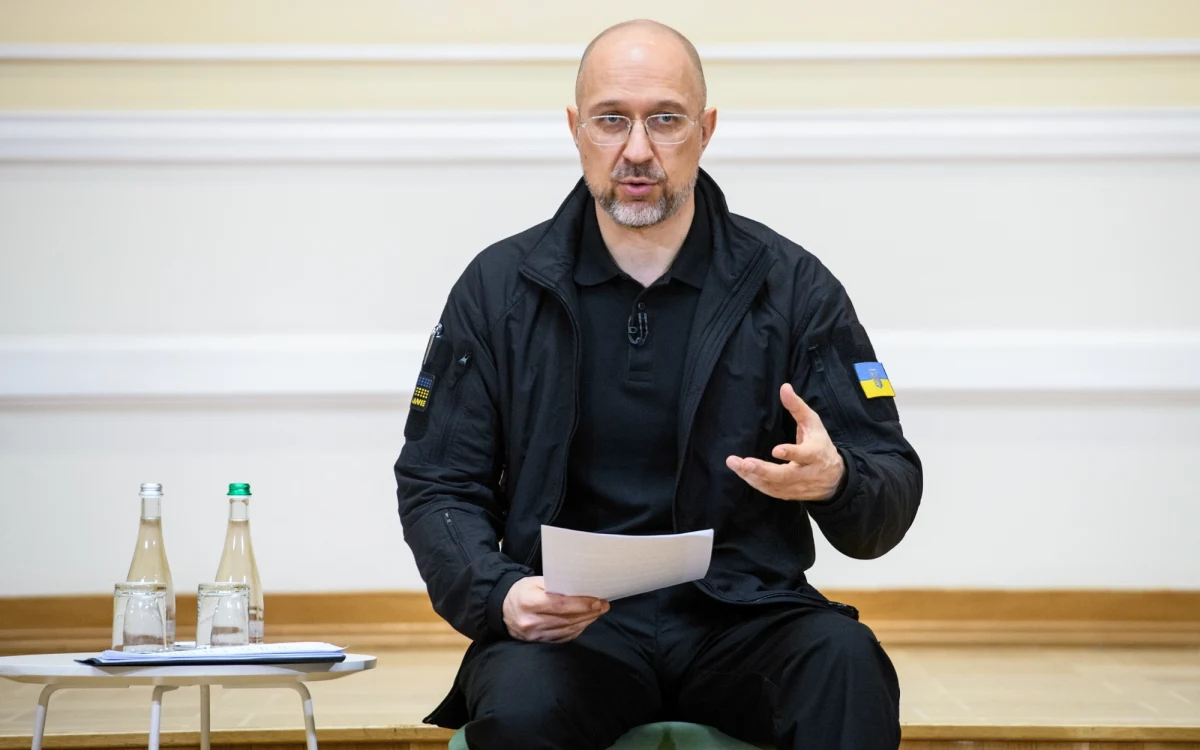 ​Dialog polsko-ukraiński w kwestiach historycznych trwa i nie można pozwolić, by manipulowali nim nasi wspólni wrogowie - oświadczył premier Ukrainy Denys Szmyhal. Zaznaczył przy tym, że w czasie wojny priorytetem we wzajemnych relacjach nie jest historia, a współpraca wojskowa.