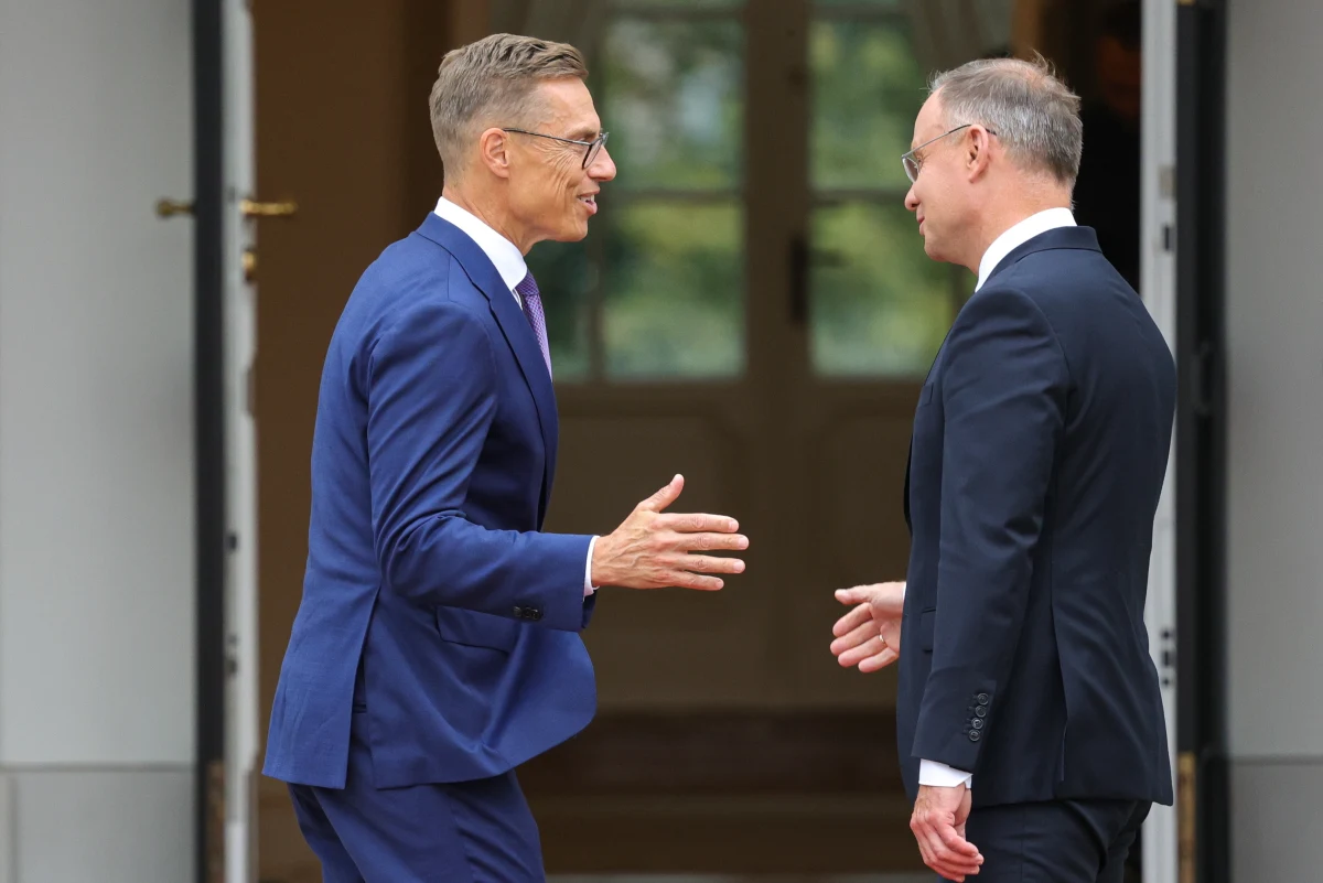 "Polska, jako mocny kraj NATO na wschodniej flance, staje się dla Finlandii coraz bardziej kluczowym partnerem" – napisał fiński dziennik "Helsingin Sanomat", komentując wtorkową wizytę prezydenta Alexandra Stubba w Warszawie. Fiński przywódca mówił we wtorek w polskiej stolicy m.in. o tym, jaką wartość Finlandia może wnieść do NATO i czego może nauczyć się od Polski. Prezydent Duda poinformował, że zaprosił skandynawskich żołnierzy do jak najliczniejszego udziału w ćwiczeniach wojskowych na terenie naszego kraju.