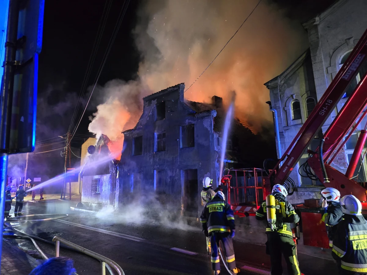 Strażacy dogaszają pożar w Lidzbarku Welskim (Warmińsko-Mazurskie). Ogień pojawił się w pustostanie i przeniósł się na sąsiednie budynki. Nikt nie został poszkodowany. 