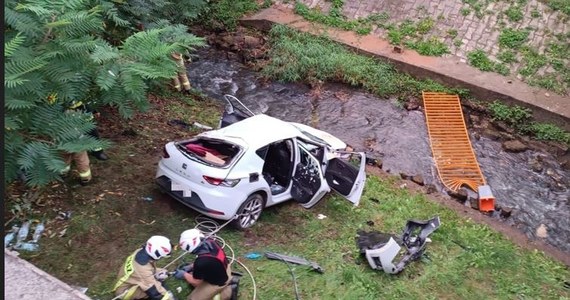 Tragiczny wypadek w Tuszymie na Podkarpaciu. Kierujący seatem 53-latek stracił panowanie nad autem i wpadł do rzeki. Zginął na miejscu. 