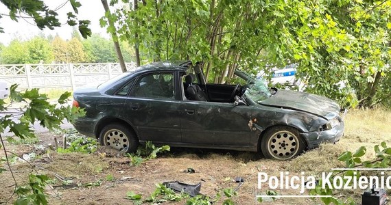 Do groźnego zdarzenia doszło w miejscowości Łękawica (Mazowieckie). Kierujący osobowym audi stracił panowanie nad pojazdem i dachował. Mężczyzna uciekł z miejsca zdarzenia, pozostawiając przygniecionego przez auto pasażera. Policjanci natychmiast po zdarzeniu zatrzymali kierującego, który, jak się okazało miał prawie 3 promile alkoholu w organizmie. 