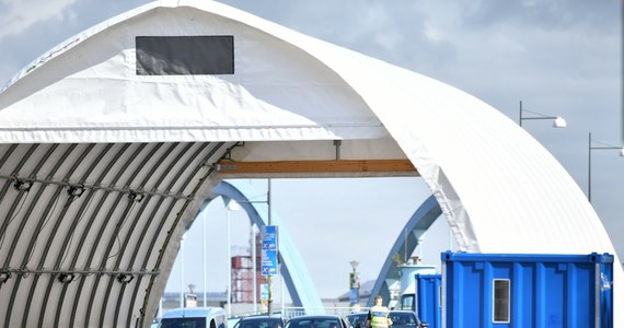 "Następuje wyraźna erozja Schengen. Od 2019 roku kraje Unii wprowadziły kontrole ponad 400 razy. I Komisja Europejska się temu nie sprzeciwiała" - informuje korespondentka RMF FM w Brukseli Katarzyna Szymańska-Borginon. "Decyzja rządu Niemiec o wprowadzeniu kontroli oraz plany opozycyjnej CDU zawracania z granicy nawet tych uchodźców, którzy proszą o azyl, grozi poważnym konfliktem z Polską"  - ostrzega z kolei "Die Welt".