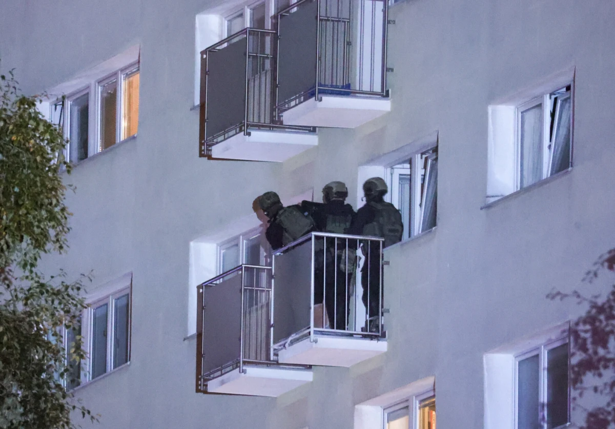 Mefedron, pustą butelkę po whisky i pistolet na kulki znaleźli w mieszkaniu desperata z warszawskich Bielan policjanci - dowiedział się reporter RMF FM. Chodzi o 19-latka, który wieczorem zabarykadował się w mieszkaniu. Kontrterroryści siłowo weszli do jego lokalu. 