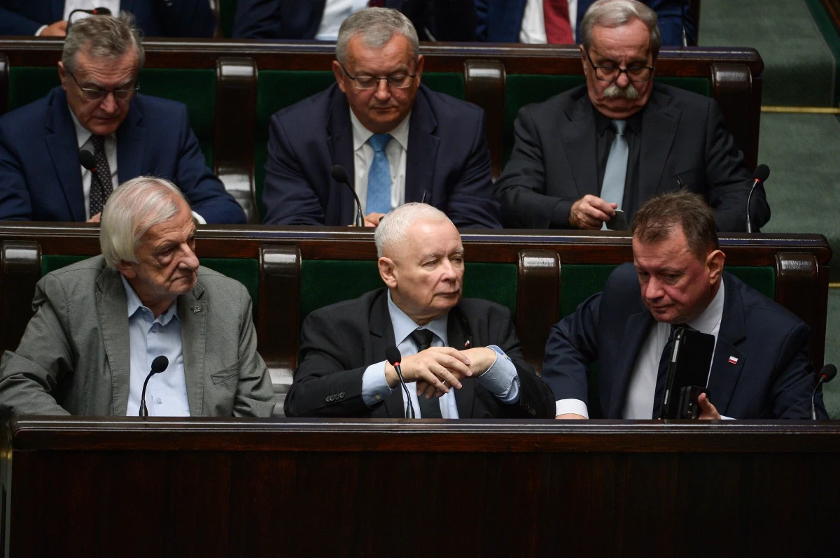 "Na tym kongresie dokonamy pewnych zmian w statucie, zmian personalnych" - zapowiedział dziś prezes PiS Jarosław Kaczyński. Kongres partii, na którym ma dojść do połączenia PiS z Suwerenną Polską, zaplanowano na 28 września. "Niektóre gałęzie cokolwiek uschły i trzeba będzie je odciąć" - powiedział Kaczyński.