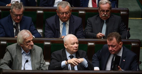 "Na tym kongresie dokonamy pewnych zmian w statucie, zmian personalnych" - zapowiedział dziś prezes PiS Jarosław Kaczyński. Kongres partii, na którym ma dojść do połączenia PiS z Suwerenną Polską, zaplanowano na 28 września. "Niektóre gałęzie cokolwiek uschły i trzeba będzie je odciąć" - powiedział Kaczyński.