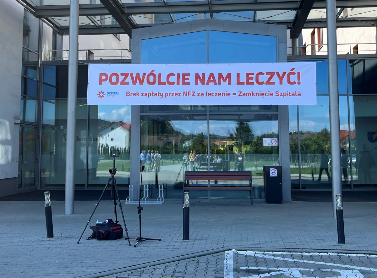 Dyrekcja szpitala w Żywcu wystąpiła do wojewody o zgodę na zawieszenie na trzy miesiące funkcjonowania oddziałów: chorób wewnętrznych oraz chirurgii ogólnej i onkologicznej. Powód? Brak lekarzy i pieniędzy za tzw. nadwykonania. "Pozwólcie nam leczyć!" – apeluje do NFZ dyrekcja placówki. 