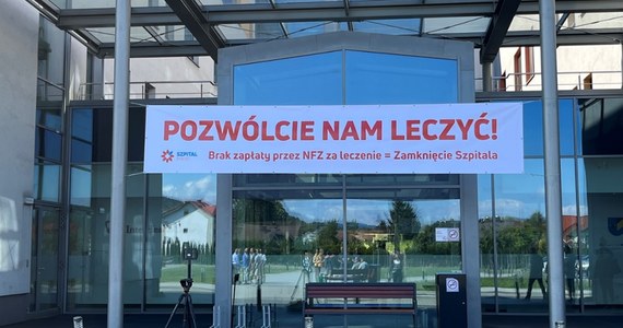 Dyrekcja szpitala w Żywcu wystąpiła do wojewody o zgodę na zawieszenie na trzy miesiące funkcjonowania oddziałów: chorób wewnętrznych oraz chirurgii ogólnej i onkologicznej. Powód? Brak lekarzy i pieniędzy za tzw. nadwykonania. "Pozwólcie nam leczyć!" – apeluje do NFZ dyrekcja placówki. 