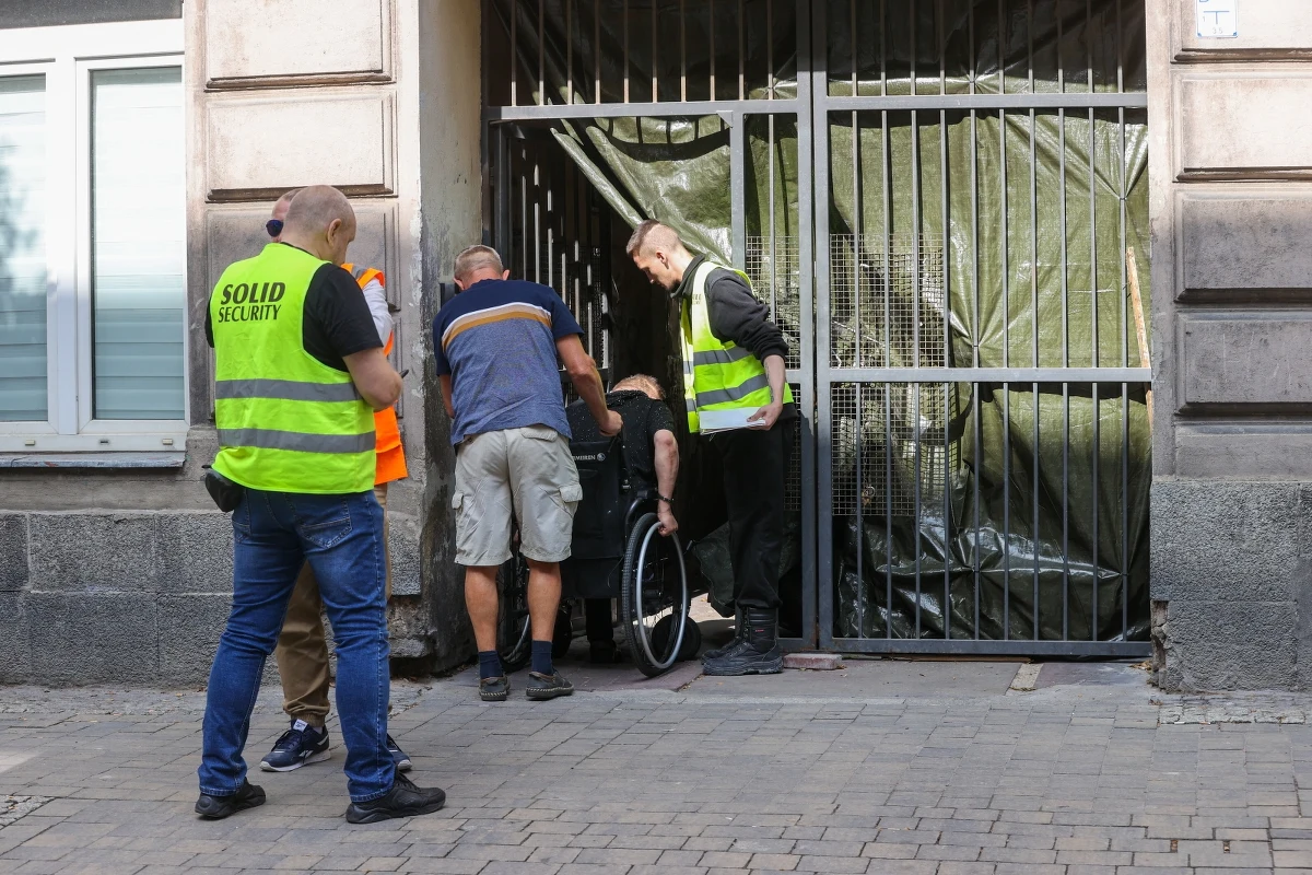 Rozgoryczenie i rezygnacja - takie nastroje panują wśród lokatorów kamienicy przy al. 1-go Maja 23 w Łodzi, którym dziś na chwilę pozwolono wejść do domów. Po raz pierwszy od katastrofy mogli sprawdzić, jak wygląda ich mieszkanie i zabrać trochę rzeczy osobistych. W sobotę w oficynie budynku zawaliła się ściana zewnętrzna. Doszło do tego podczas drążenia tunelu kolejowego przez tarczę TBM "Katarzyna".