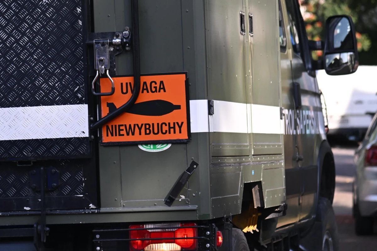 Mieszkańców budynków w Szczecinie-Gumieńcach czeka w czwartek rano ewakuacja. Zakaz przebywania na otwartej przestrzeni w strefie zagrożenia ma obowiązywać od godz. 9:00. W tym czasie saperzy wywiozą niewybuch z czasów II wojny światowej.