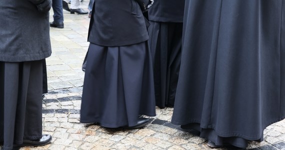 Nie da się zrozumieć tragedii w Drobinie, jeśli nie zna się sytuacji w diecezji płockiej w ciągu ostatnich trzydziestu lat - powiedział na antenie Radia RMF24 ks. prof. Andrzej Kobyliński. Duchowny ten związany jest tajemnicą służbową, dlatego nie chce i nie może ujawniać szczegółów. Uważna kwerenda źródłowa naszego dziennikarza rzuca jednak światło na tę sprawę.