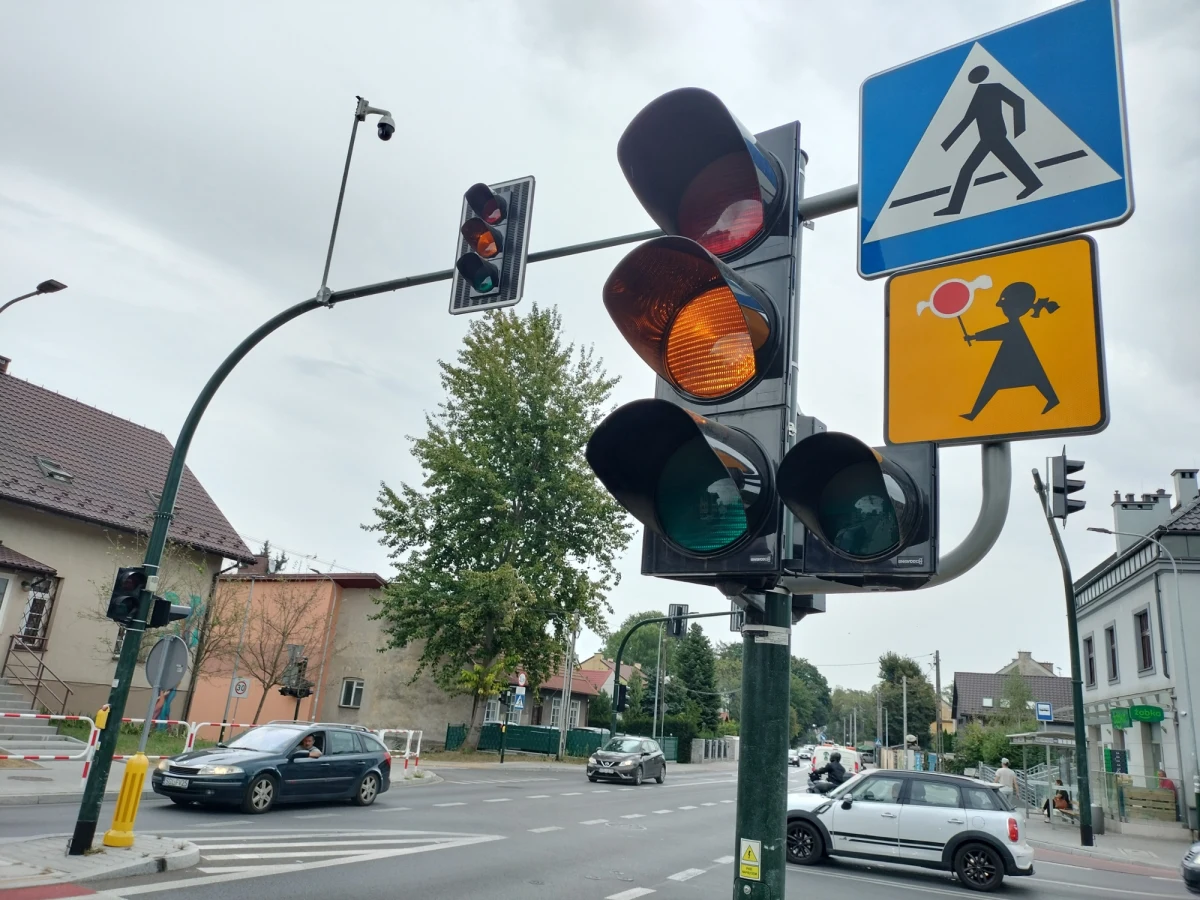 Sygnalizacja świetlna na skrzyżowaniu ulic 28 Lipca 1943 i Królowej Jadwigi w Krakowie będzie na razie działać tylko od g. 18.00 do 6.00 rano - zdecydował Miejski Inżynier Ruchu. Jednocześnie urzędnicy wystąpili o opinię w sprawie organizacji ruchu w tym miejscu i działania świateł do Rady Dzielnicy i Policji. 