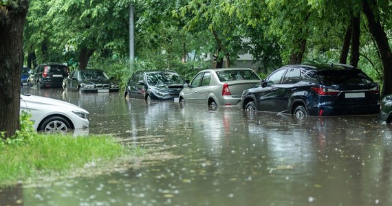 Wrocław przygotowuje się do nadejścia wielkiej wody. Prognozy są wybitnie niekorzystne - Instytut Meteorologii i Gospodarki Wodnej podał, że od czwartku do niedzieli m.in. w województwie dolnośląskim spadnie do 150 litrów wody na metr kwadratowy, a lokalnie nawet więcej. Z tego powodu w stolicy Dolnego Śląska powołano sztab kryzysowy, odwołano wszystkie imprezy miejskie oraz rozpoczęto opróżnianie zbiorników retencyjnych i kolektorów burzowych.