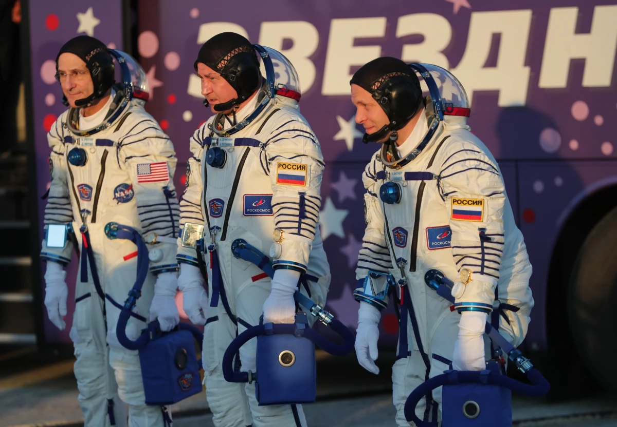 Na Międzynarodową Stację Kosmiczną (ISS) poleciało dwóch rosyjskich kosmonautów Aleksiej Owczynin i Iwan Wagner oraz amerykański astronauta NASA Donald Pettit. Rakieta Sojuz-2.1a wystartowała z kosmodromu Bajkonur w Kazachstanie.
