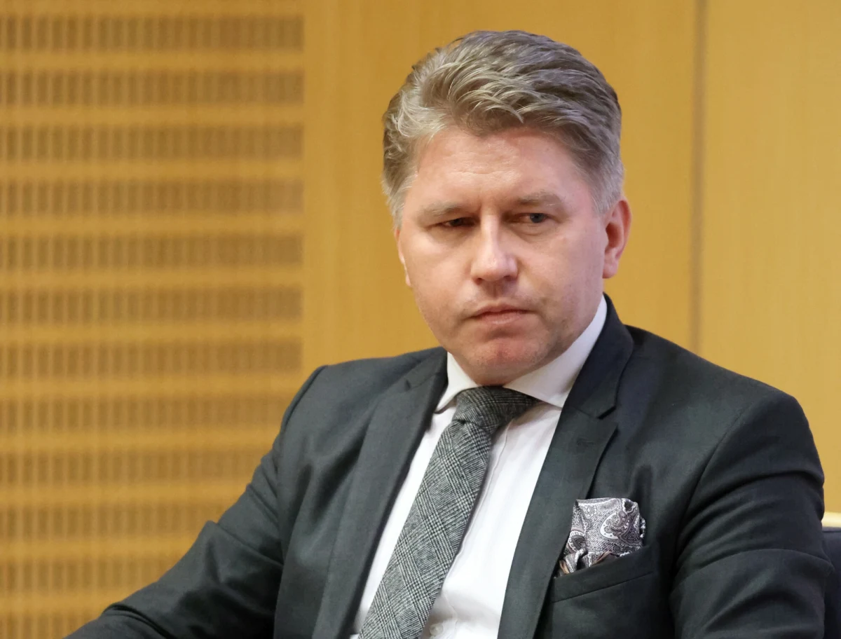 "Jest różnica pomiędzy zatrzymaniem kogoś o godzinie 16 na lotnisku, a np. wejściem do domu o godzinie 6 rano i wyprowadzeniem w skarpetkach na oczach sąsiadów" - w ten sposób prof. Marcin Matczak, prawnik z Uniwersytetu Warszawskiego, skomentował wczorajsze zatrzymanie Ryszarda Czarneckiego. O rządach PiS gość Rozmowy o 7:00 w Radiu RMF24 powiedział: "Mieliśmy do czynienia z próbą rozmontowywania państwa, której dokonywała partia prawicowa. Robiła to niestety w sojuszu z Kościołem, za co Kościół płaci teraz olbrzymią cenę".