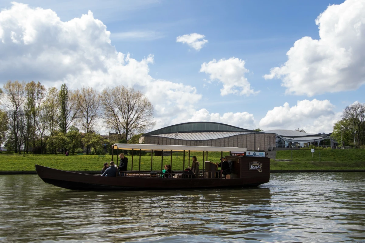 Radni Krakowa zdecydowali o nadaniu japońskiemu Kioto tytułu honorowego miasta bliźniaczego. W ten sposób uhonorowano też 30. rocznicą otwarcia pod Wawelem Muzeum Sztuki i Techniki Japońskiej Manggha – jedynej państwowej instytucji popularyzującej kulturę Kraju Kwitnącej Wiśni.