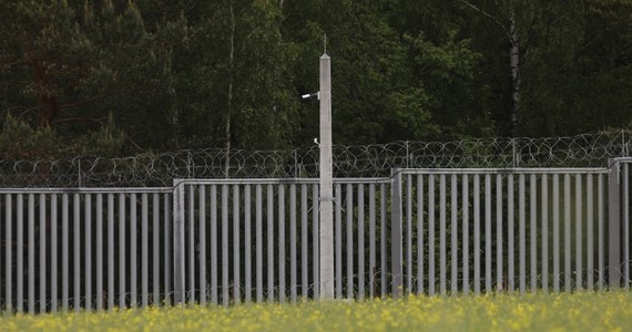 "Strefa buforowa na granicy z Białorusią może działać jeszcze latami, jeśli będzie taka potrzeba" - zapowiada w rozmowie z reporterem RMF FM minister obrony narodowej Władysław Kosiniak-Kamysz. Wczoraj rozporządzenie o zakazie przebywania na terenach przygranicznych zostało przedłużone o 90 dni.