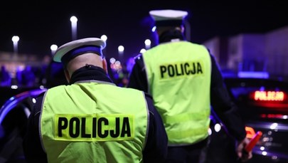 Kierowca bmw staranował dwa radiowozy. Szuka go policja