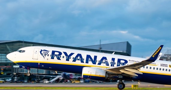 Przełomowy wyrok w sprawie linii lotniczych. Sąd w portugalskiej Bradze nakazał liniom Ryanair zwrot pobranej od pasażerki opłaty za bagaż podręczny w wysokości 56,5 euro wraz z odsetkami i kosztów procesu sądowego.