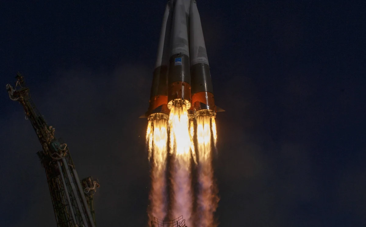 Statek kosmiczny Sojuz MS-26 z dwoma rosyjskimi kosmonautami i amerykańskim astronautą dotarł na Międzynarodową Stację Kosmiczną (ISS) - poinformowała rosyjska agencja kosmiczna Roskosmos. Trzyosobowa załoga ma spędzić na orbicie Ziemi 202 dni.