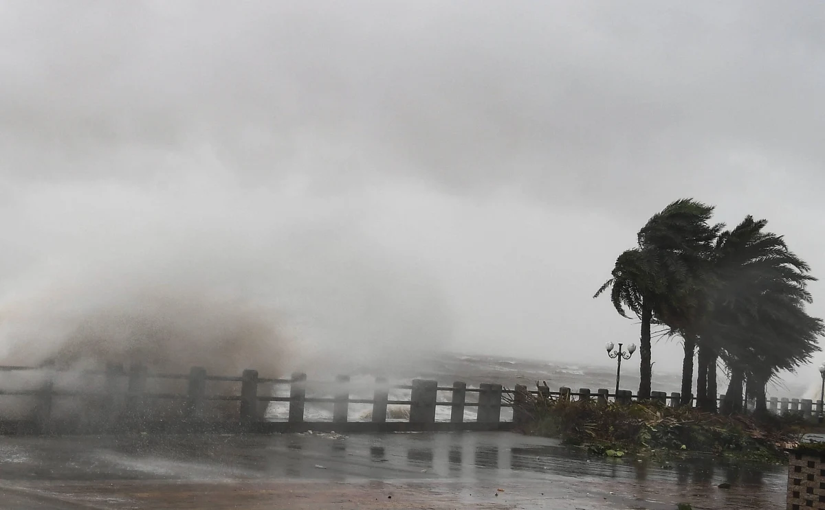 Francine, już jako huragan 2. kategorii, uderzył w środę czasu lokalnego w amerykański stan Luizjana. Gubernator Luizjany Jeff Landry oraz prezydent USA Joe Biden ogłosili stan wyjątkowy.