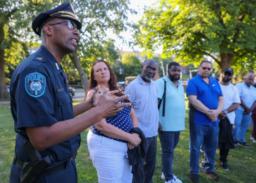 Jeden z szefów policji w Bostonie Shumeane Benford przedstawia się mieszkańcom