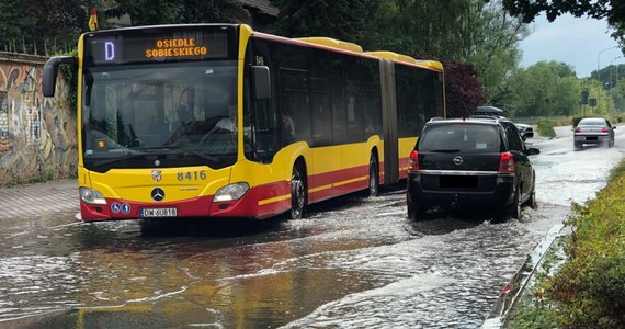 Wrocław przygotowuje się do nadejścia wielkiej wody. Jak informuje tamtejszy urząd miasta, "po godz. 3:00 we Wrocławiu i na Dolnym Śląsku rozpoczęły się intensywne opady deszczu". "Ekstremalnych opadów spodziewamy się w nocy z piątku na sobotę" - mówił w rozmowie Piotrem Salakiem w Radiu RMF24 prezydent miasta, Jacek Sutryk, który powołał sztab kryzysowy. Jak podkreślał, wszystkie służby są w pełnej gotowości. Do Polski dotarł tzw. niż genueński Boris znad Morza Śródziemnego.