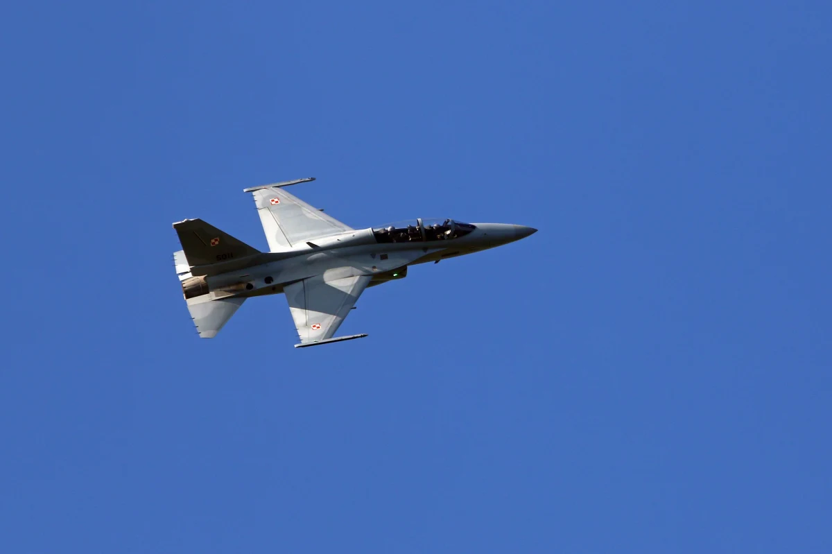 Polska ma samoloty szkolno-bojowe, które nie są bojowe, bo przy negocjowaniu kontraktu na ich zakup nie uwzględniono zakupu ich uzbrojenia. Tak zaskakujące wiadomości przekazał odpowiadający na poselskie pytanie o koreańskie samoloty FA-50 wiceminister obrony Cezary Tomczyk. 