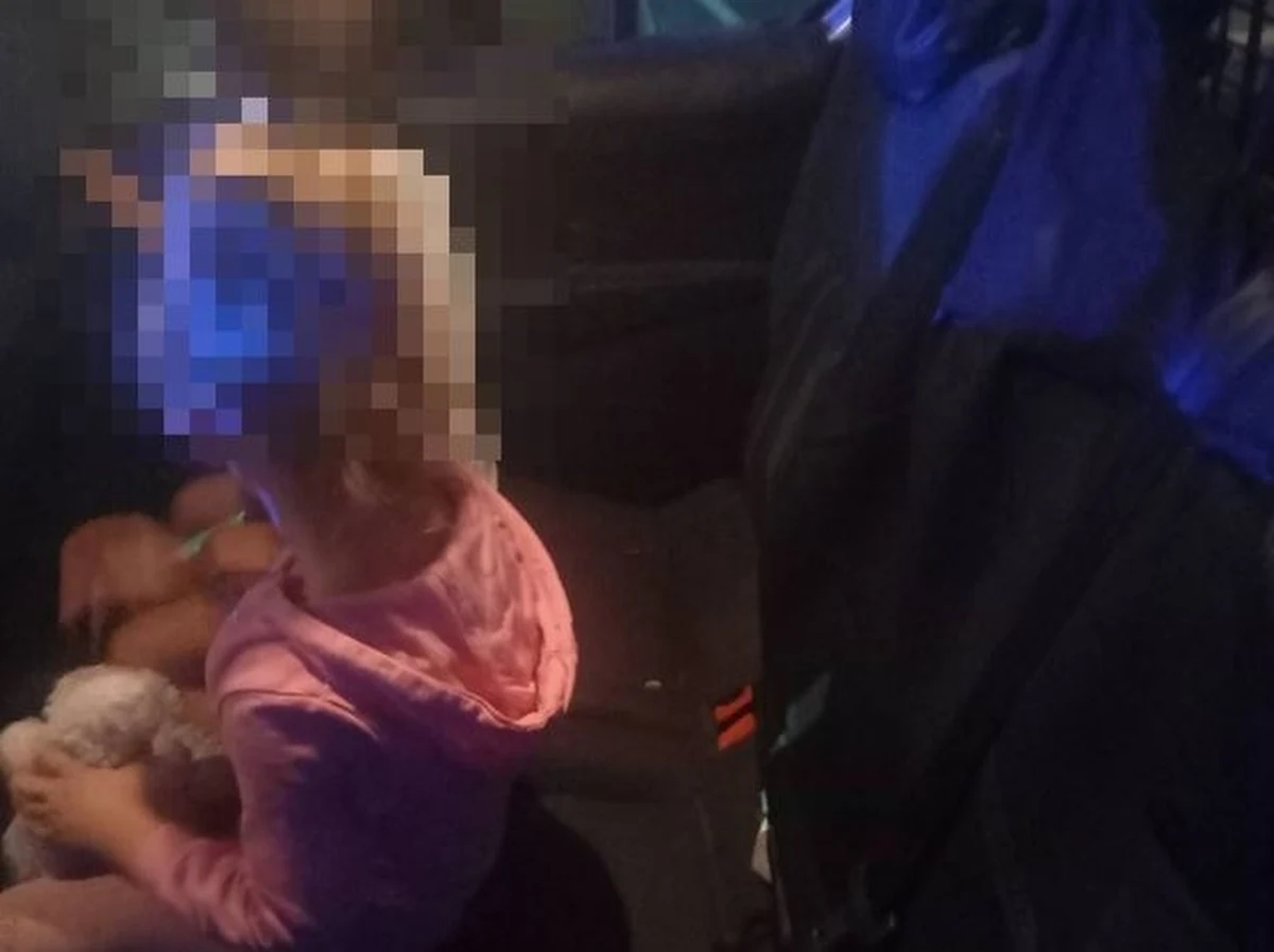 Ponad pół promila alkoholu miała w organizmie 25-latka zatrzymana do kontroli przez policjantów w Lubinie w woj. dolnośląskim. Kobieta wiozła dwoje dzieci w wieku 4 i 6 lat. Maluchy nie miały zapiętych pasów i podróżowały bez wymaganych przepisami fotelików. Dzieci trafiły do placówki interwencyjnej, a ich mama do policyjnej celi.