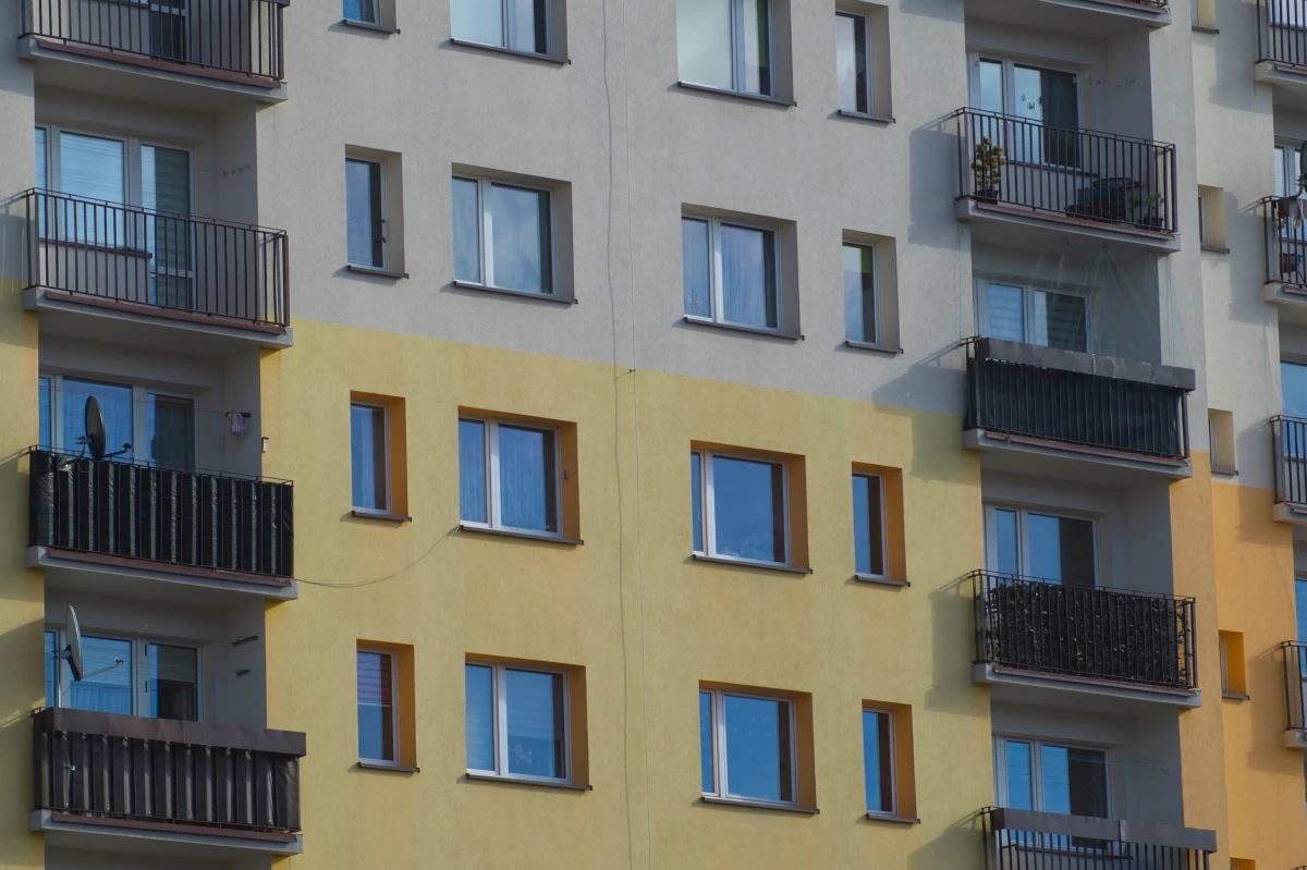 1,5-roczne dziecko wypadło z balkonu z drugiego piętra bloku w Grójcu (Mazowieckie). Chłopca zabrał do szpitala śmigłowiec Lotniczego Pogotowia Ratunkowego. Stan dziecka lekarze określili jako stabilny.