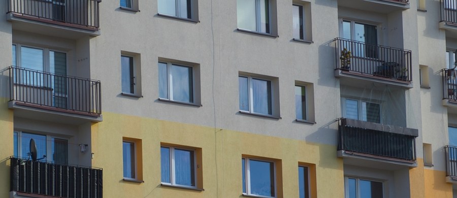 1,5-roczne dziecko wypadło z balkonu z drugiego piętra bloku w Grójcu (Mazowieckie). Chłopca zabrał do szpitala śmigłowiec Lotniczego Pogotowia Ratunkowego. Stan dziecka lekarze określili jako stabilny.