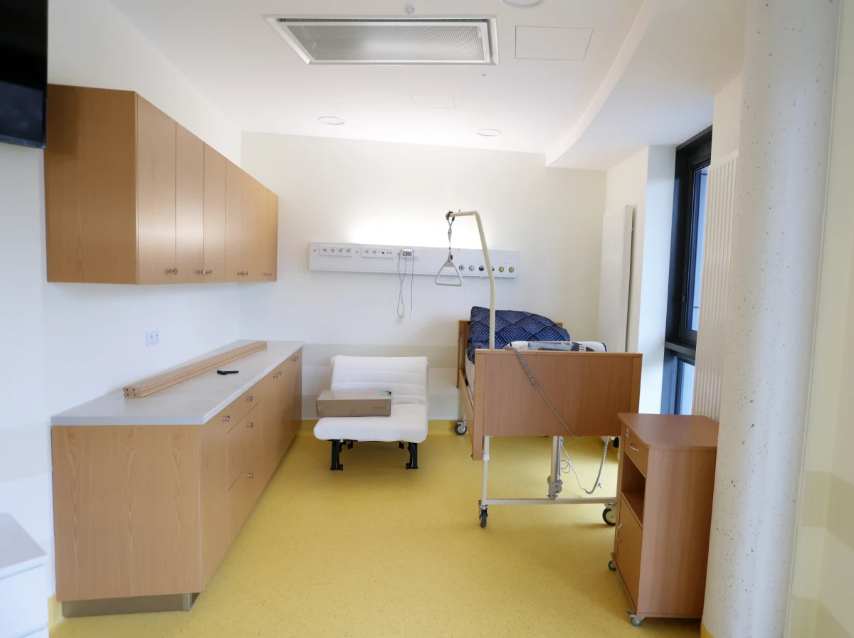 Będący niemal 1,5 roku w śpiączce 30-letni strażak jest ósmym pacjentem, który opuszcza klinikę "Budzik" dla dorosłych prowadzoną przez fundację "Akogo" Ewy Błaszczyk. Mężczyzna miał wypadek w kwietniu ub.r. Wracając do domu ze służby pomagał ofiarom wypadku samochodowego. Ratując poszkodowanych sam został potrącony przez nadjeżdżające auto. 