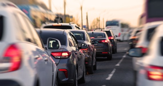 Na drodze krajowej numer 86 na Śląsku wysypał się węgiel. Z tego powodu utrudniony jest wjazd do Katowic od strony Tychów.