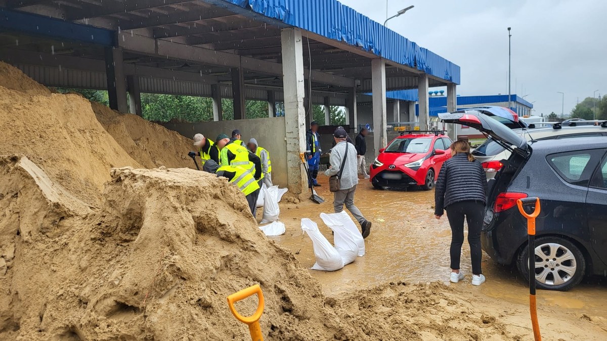 Instytut Meteorologii i Gospodarki Wodnej zaktualizował ostrzeżenia 1., 2. i 3. stopnia przed intensywnymi opadami deszczu nie tylko południowej części naszego kraju, ale też centralnej. Dodatkowo Rządowe Centrum Bezpieczeństwa ostrzegło przed możliwymi podtopieniami.
