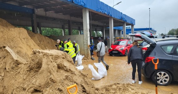 Instytut Meteorologii i Gospodarki Wodnej zaktualizował ostrzeżenia 1., 2. i 3. stopnia przed intensywnymi opadami deszczu nie tylko południowej części naszego kraju, ale też centralnej. Dodatkowo Rządowe Centrum Bezpieczeństwa ostrzegło przed możliwymi podtopieniami.