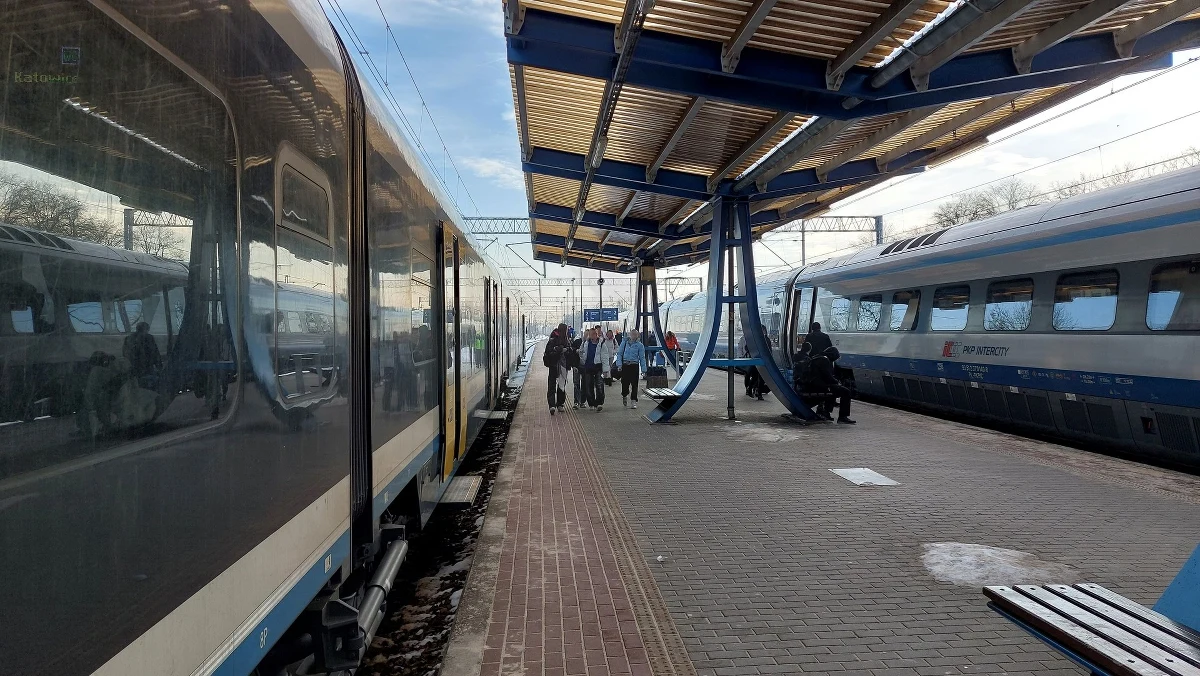 Spółka PKP PLK ogłosiła w czwartek nowe terminy zamknięć wiaduktów na przebudowywanej linii kolejowej, która biegnie przez Katowice. Zamknięcie wiaduktu nad ul. Graniczną przesunięto na 25 września, a nad ul. Mikołowską na 7 października.

