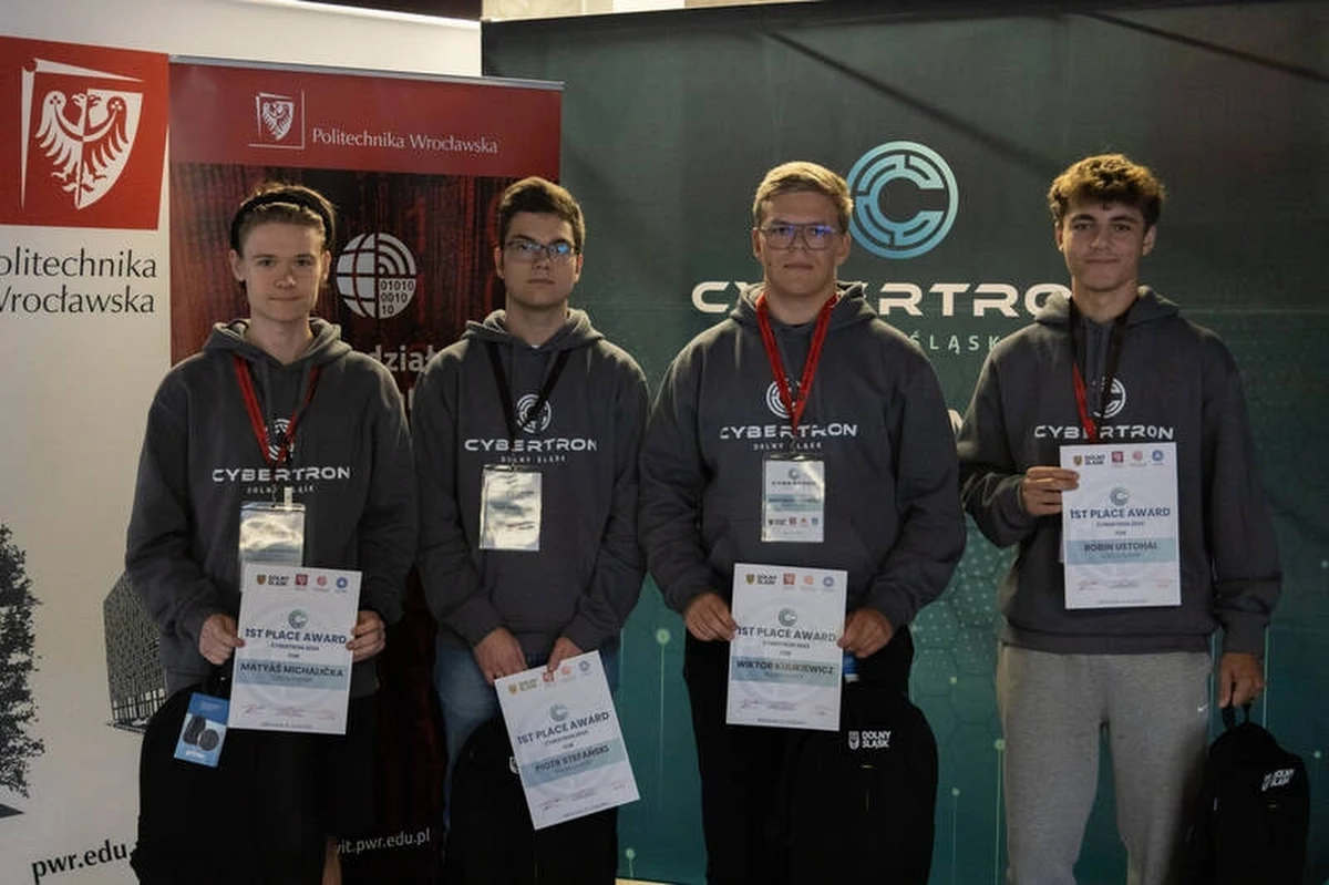 Matyáš Michalička, Robin Ustohal, Piotr Stefański i Wiktor Kulikiewicz to polsko-czeski zespół, który wygrał w tegorocznej edycji "Cybertronu"  - gry odbywającej się na Politechnice Wrocławskiej. Zwycięska czwórka była bezkonkurencyjna,  zdobyli 3400 punktów na 4600 możliwych - poinformowali organizatorzy.