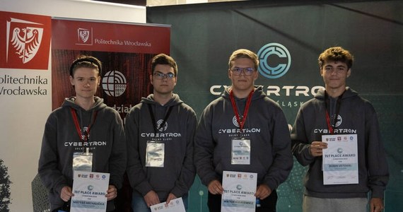 Matyáš Michalička, Robin Ustohal, Piotr Stefański i Wiktor Kulikiewicz to polsko-czeski zespół, który wygrał w tegorocznej edycji "Cybertronu"  - gry odbywającej się na Politechnice Wrocławskiej. Zwycięska czwórka była bezkonkurencyjna,  zdobyli 3400 punktów na 4600 możliwych - poinformowali organizatorzy.