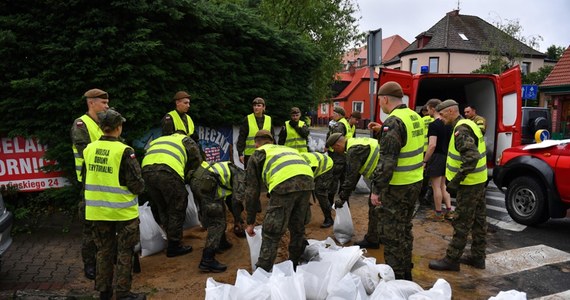 Wicepremier, szef MON Władysław Kosiniak-Kamysz zapewnił o gotowości wojsk obrony terytorialnej w związku zagrożeniem powodziowym. Poinformował o skierowaniu do zgrupowań na południu kraju amfibii i saperów z Wojsk Lądowych.