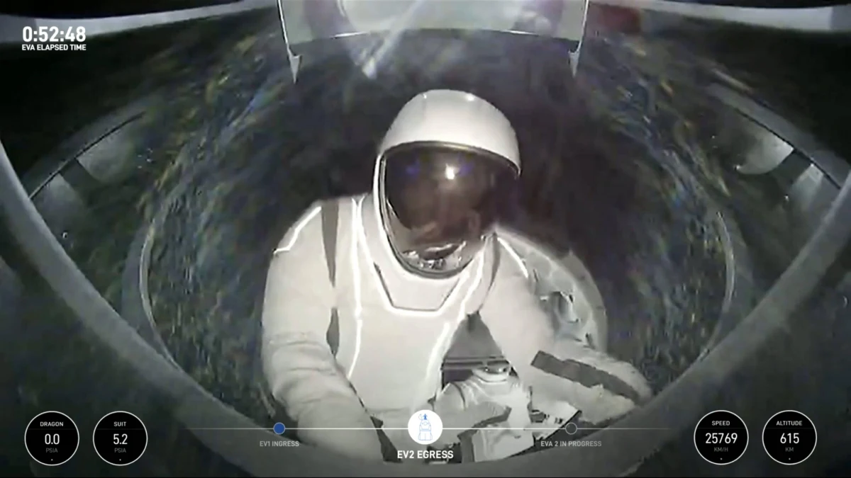 "Dziś odbył się pierwszy komercyjny spacer kosmiczny, w którym nie wzięli udziału astronauci NASA, a tacy, można powiedzieć, "zwykli ludzie" - mówi w Radiu RMF24 Rafał Grabiański z portalu Urania komentując historyczne wydarzenie - pierwszy prywatny spacer kosmiczny odbyty przez czteroosobową załogę misji Polaris Dawn. Podkreśla, że uczestnicy wyprawy znaleźli się na wysokości około 1200 kilometrów, czyli "w takim miejscu, gdzie promieniowanie kosmiczne bardzo oddziałuje na człowieka". Dodaje, że ta misja ma duży wpływ na rozwój nauki i eksplorację kosmosu. "To wydarzenie bardzo wpływa szczególnie na zdolności firmy SpaceX, która jest jednym z najważniejszych graczy w planach powrotu człowieka na Księżyc" - zaznacza Grabiański.