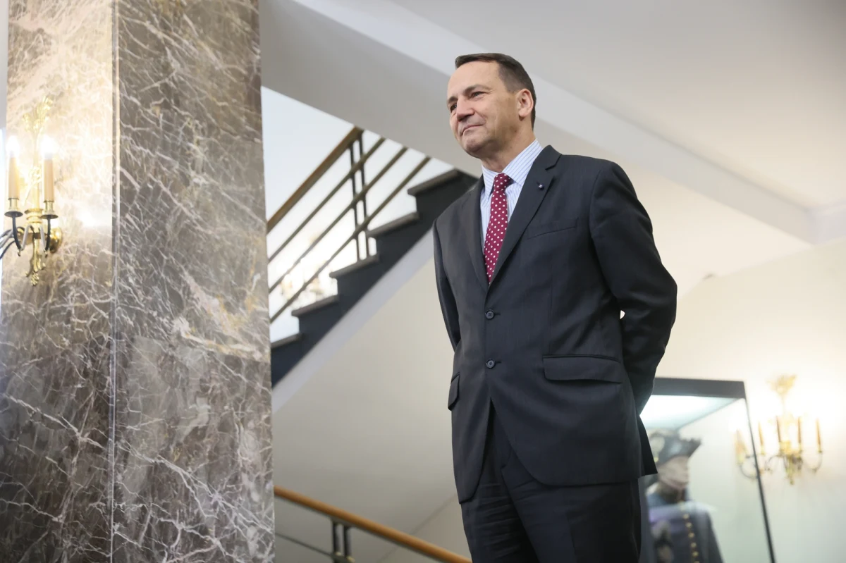 "Po czwartkowym spotkaniu z sekretarzem stanu USA Antonym Blinkenem szef MSZ Radosław Sikorski udał się z wizytą na Ukrainę" - poinformował resort spraw zagranicznych na platformie X. Jak przekazano we wpisie minister Sikorski spotkał się merem Lwowa Andrijem Sadowym. Szef polskiej dyplomacji zaapelował "do przywódców wolnego świata, do Sojuszu Północnoatlantyckiego, aby przyspieszyć dostawy broni".