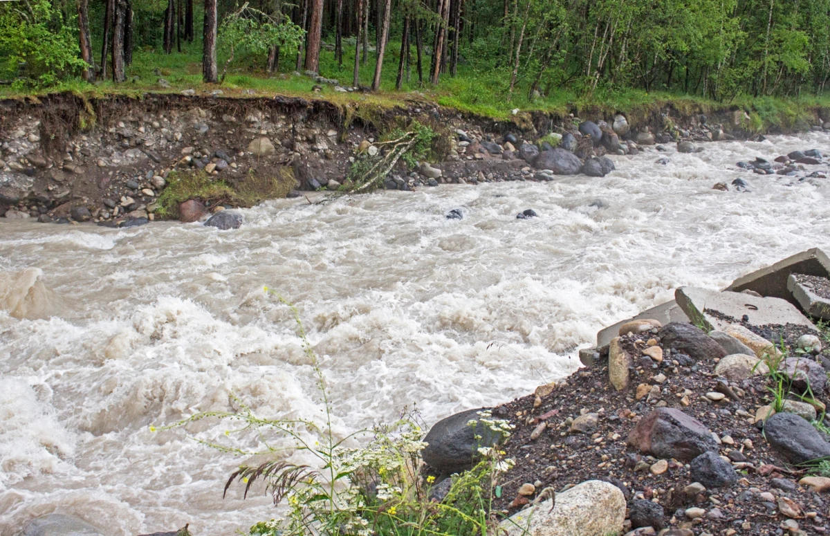 W związku z zapowiadanymi w najbliższych dniach intensywnymi opadami deszczu, głównie w woj. dolnośląskim, opolskim, śląskim i małopolskim, Instytut Meteorologii i Gospodarki Wodnej poinformował w nocy z czwartku na piątek o ostrzeżeniach hydrologicznych dot. możliwych gwałtownych wezbrań rzek z przekroczeniem stanów ostrzegawczych i alarmowych. Szczególnie niebezpiecznie będzie w zlewniach Osobłogi, Nysy Kłodzkiej, górnego Bobru i Kwisy oraz Oławy, Ślęzy, Bystrzycy i Kaczawy.