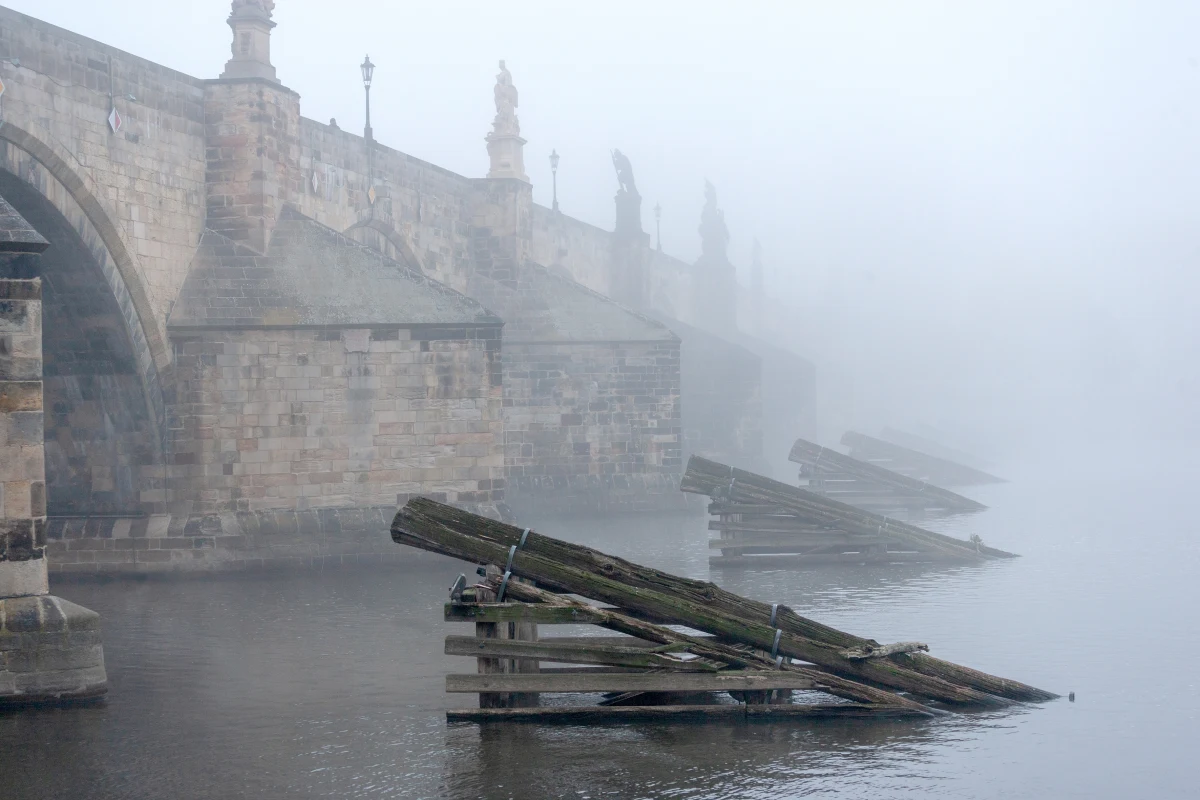 Z danych Czeskiego Instytutu Hydrometeorologicznego(CHMU) wynika, że na większości obszaru wschodniej części Republiki Czeskiej od czwartku pada deszcz, a opady mają trwać do poniedziałku. Sieci handlowe w Czechach przygotowały się na zwiększony popyt na wodę w butelkach, niepsującą się żywność. Sklepy mają zapasy baterii i powerbanków. 