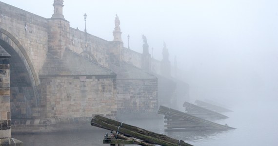 Z danych Czeskiego Instytutu Hydrometeorologicznego(CHMU) wynika, że na większości obszaru wschodniej części Republiki Czeskiej od czwartku pada deszcz, a opady mają trwać do poniedziałku. Sieci handlowe w Czechach przygotowały się na zwiększony popyt na wodę w butelkach, niepsującą się żywność. Sklepy mają zapasy baterii i powerbanków. 