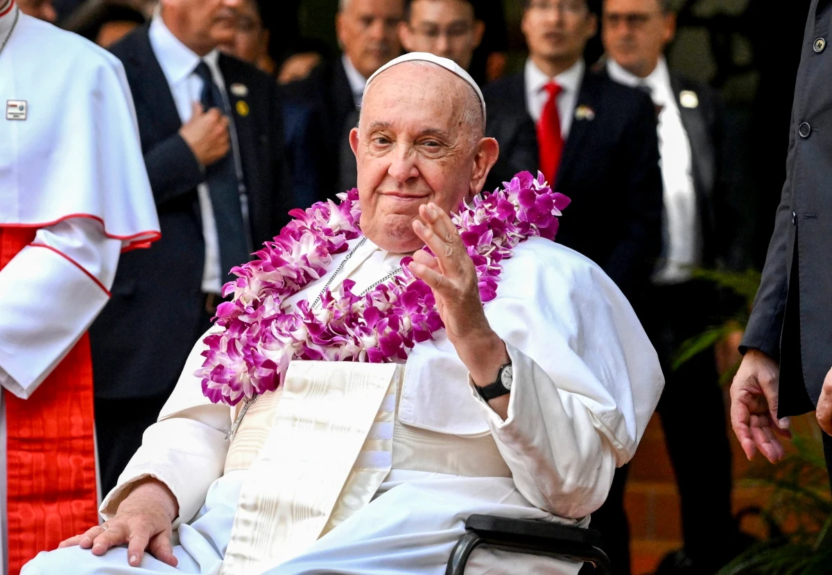 ​Spotkanie międzyreligijne papieża Franciszka z młodzieżą zakończyło w piątek jego wizytę w Singapurze. "Uzbrójcie się w odwagę" dialogu i przyjaźni - apelował papież. To ostatni etap jego podróży do Azji i Oceanii, w trakcie której odwiedził także Indonezję, Papuę-Nową Gwineę i Timor Wschodni. Wieczorem Franciszek wróci do Rzymu.