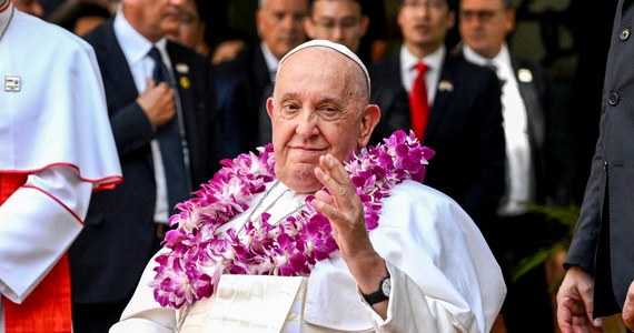 ​Spotkanie międzyreligijne papieża Franciszka z młodzieżą zakończyło w piątek jego wizytę w Singapurze. "Uzbrójcie się w odwagę" dialogu i przyjaźni - apelował papież. To ostatni etap jego podróży do Azji i Oceanii, w trakcie której odwiedził także Indonezję, Papuę-Nową Gwineę i Timor Wschodni. Wieczorem Franciszek wróci do Rzymu.