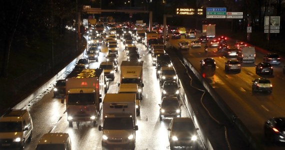 ​Zaostrzają się protesty przeciwko planom ograniczenia prędkości do 50 km/godz. na paryskiej obwodnicy. Projektowi stołecznego merostwa, który ma wejść w życie w przyszłym miesiącu, sprzeciwiają się - oprócz kierowców - m.in. francuski rząd, władze regionu paryskiego i prefektura policji.
