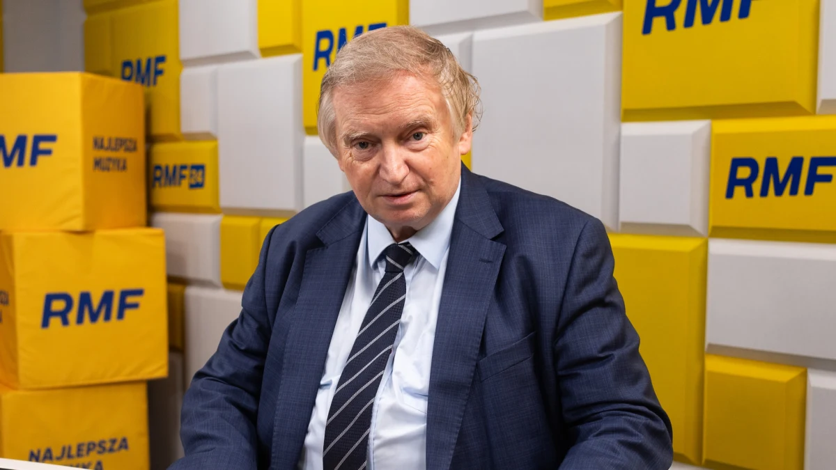 "Atmosfera tego spotkania wydaje mi się nieco groźna. Obrońcy konstytucji jakoś tej konstytucji premierowi pod nogi nie rzucali" - tak o niedawnej konferencji premiera ze znanymi prawnikami mówił w Porannej rozmowie w RMF FM konstytucjonalista prof. Ryszard Piotrowski. Skomentował w ten sposób słowa Donalda Tuska, który zapowiedział decyzje "nieodpowiadające kryteriom pełnej praworządności z punktu widzenia purystów".