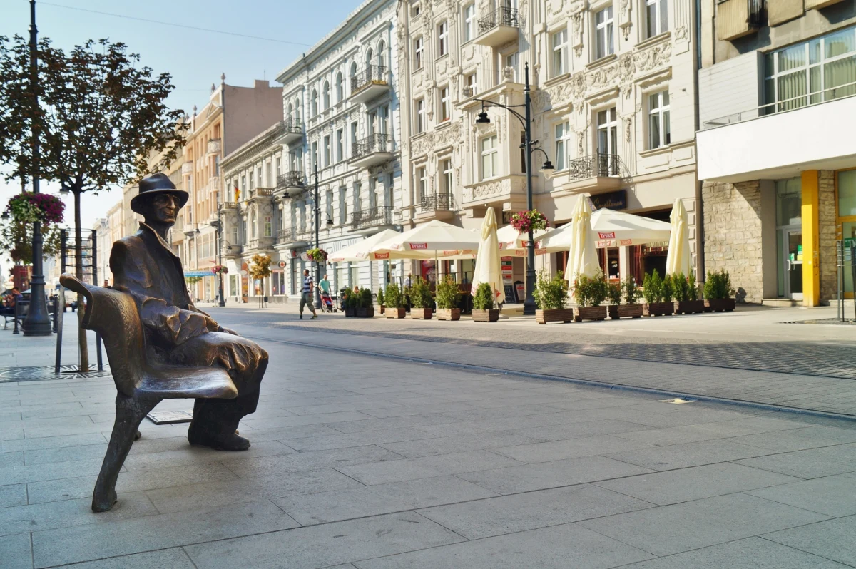 Pod hasłem "W ruch"  w Łodzi odbędą się urodziny Juliana Tuwima. Organizatorzy z Domu Literatury od piątku do niedzieli zaplanowali: spotkania, spacery, grę miejską i koncert.