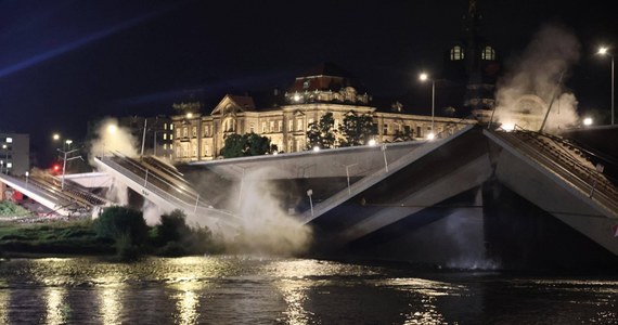 Trwają prace rozbiórkowe uszkodzonej części Mostu Caroli w Dreźnie. W mediach pojawiają się nagrania, na których widać, jak - po kontrolowanej eksplozji - zniszczeniu ulegają kolejne części konstrukcji. 