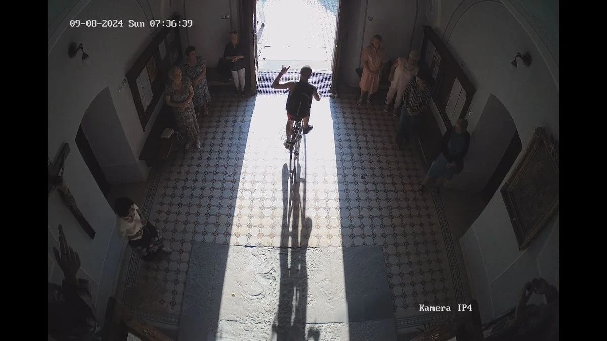 Za zakłócenie aktu religijnego i obrazę uczuć religijnych odpowie 40-latek, który w Tarnobrzegu wjechał na rowerze do kościoła podczas mszy św. Mężczyzna wykonywał obraźliwe gesty i wykrzykiwał po angielsku wulgaryzmy, a potem odjechał. Po zatrzymaniu, nie umiał wyjaśnić policjantom, dlaczego tak się zachował.  